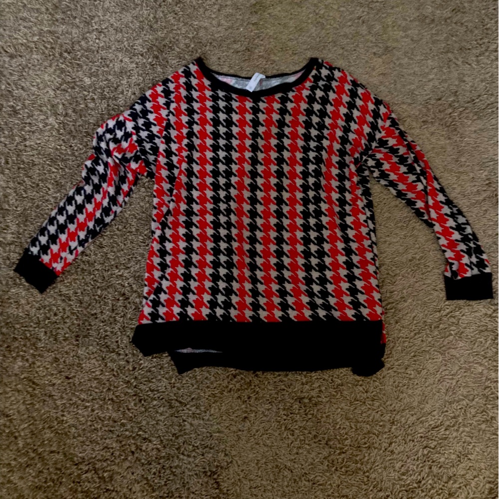HoneyMe houndstooth long sleeve black and red checker sweater size medium